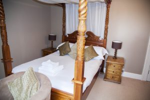 Four poster bed in Oke Tor